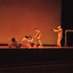 迫真の演技で戦争の悲惨さを訴える沖縄県人会の学生たち