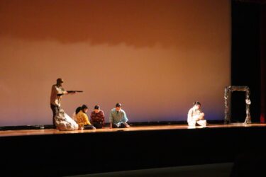 迫真の演技で戦争の悲惨さを訴える沖縄県人会の学生たち=岡山県津山市で
