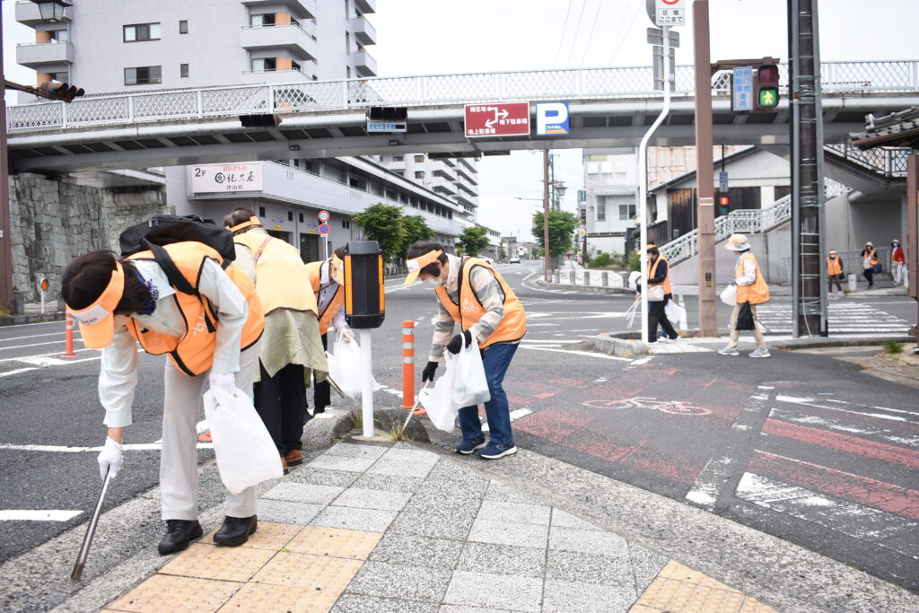 ごみを拾い歩く参加者たち