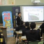 行政相談出前授業を受ける加茂小の6年生（今年2月）