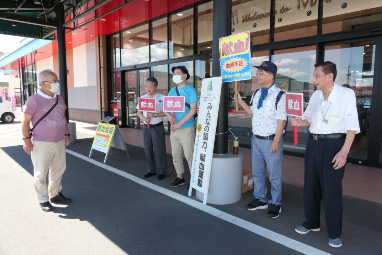 献血を呼びかける津山鶴山LCメンバー=岡山県津山市で