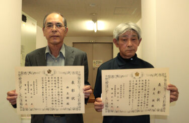 表彰を受けた曲さん（左）と清友さん=岡山県真庭市で