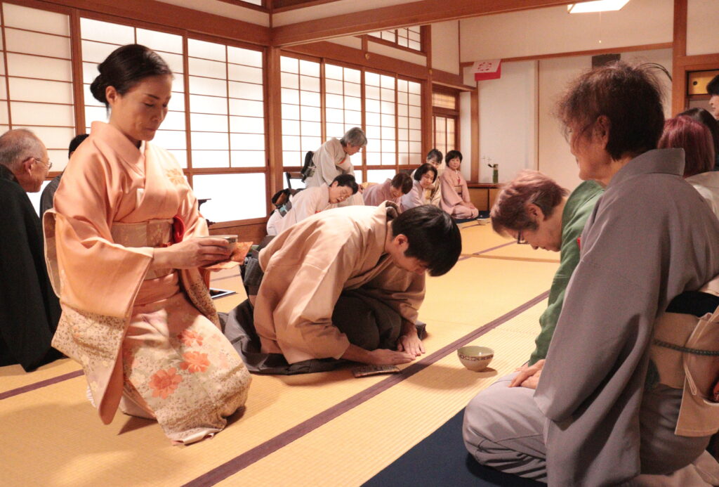 客人をもてなす役員ら