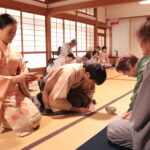 客人をもてなす役員ら