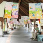 回廊に飾られた「てぬぐいアート」＝岡山県鏡野町、花美人の里で