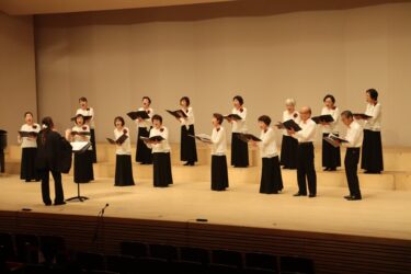 美しいハーモニーを響かせる一宮やまなみコーラス=岡山県津山市で