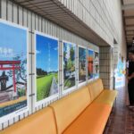 津山総合体育館2階ロビーに並ぶポスター=岡山県津山市で