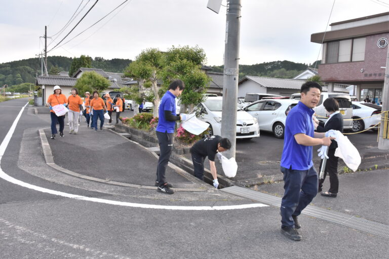 清掃活動を行う参加者=岡山県鏡野町で