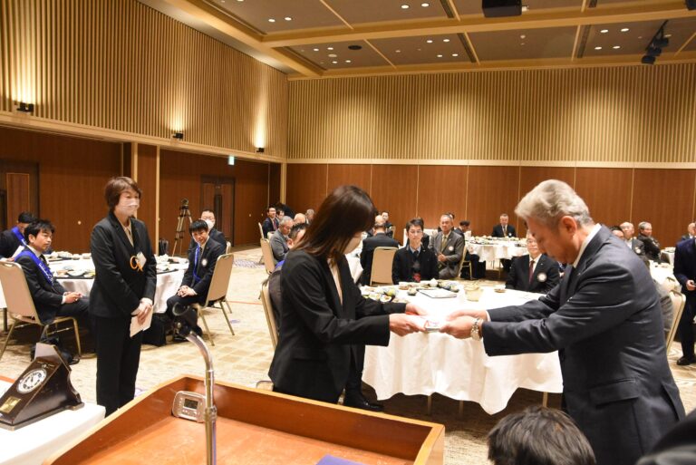 目録を受け取る曽和館長=岡山県津山市で