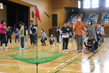 ドッチ―ビーを楽しむ参加者=岡山県津山市で