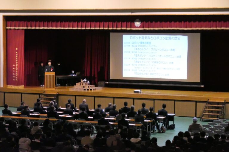 審査員の前で発表する津山工業高校の生徒