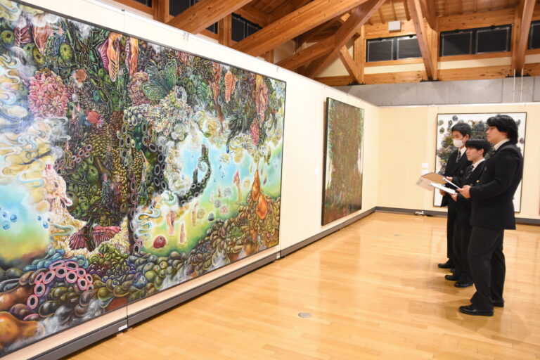 腐敗をモチーフにした独創的な世界観が広がる池田愛花里さんの作品展＝岡山県勝央町で