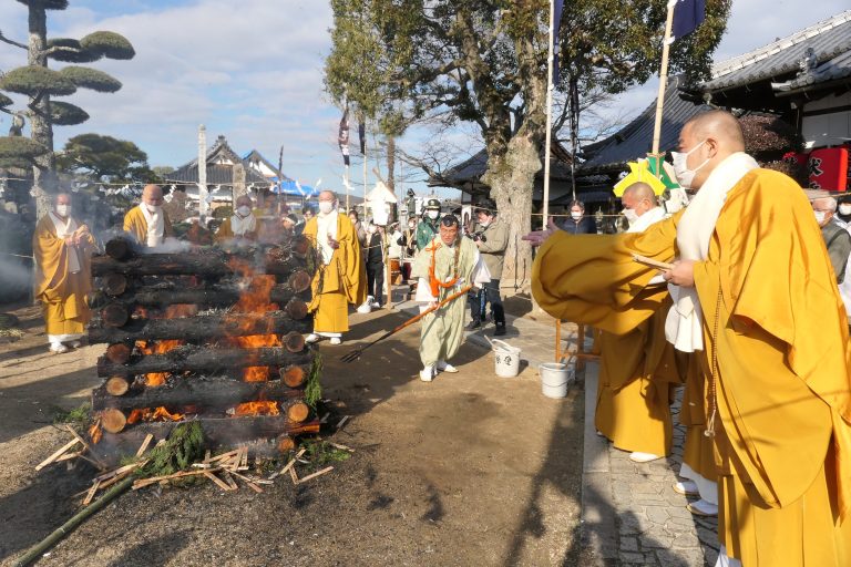 護摩壇に護摩木を投げ入れる僧侶たち