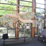 奥津温泉の「花美人の里」にお目見えした4メートル四方の「祈りの鳥」=岡山県鏡野町、花美人の里で