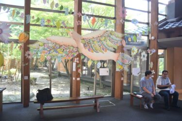 奥津温泉の「花美人の里」にお目見えした4メートル四方の「祈りの鳥」=岡山県鏡野町、花美人の里で