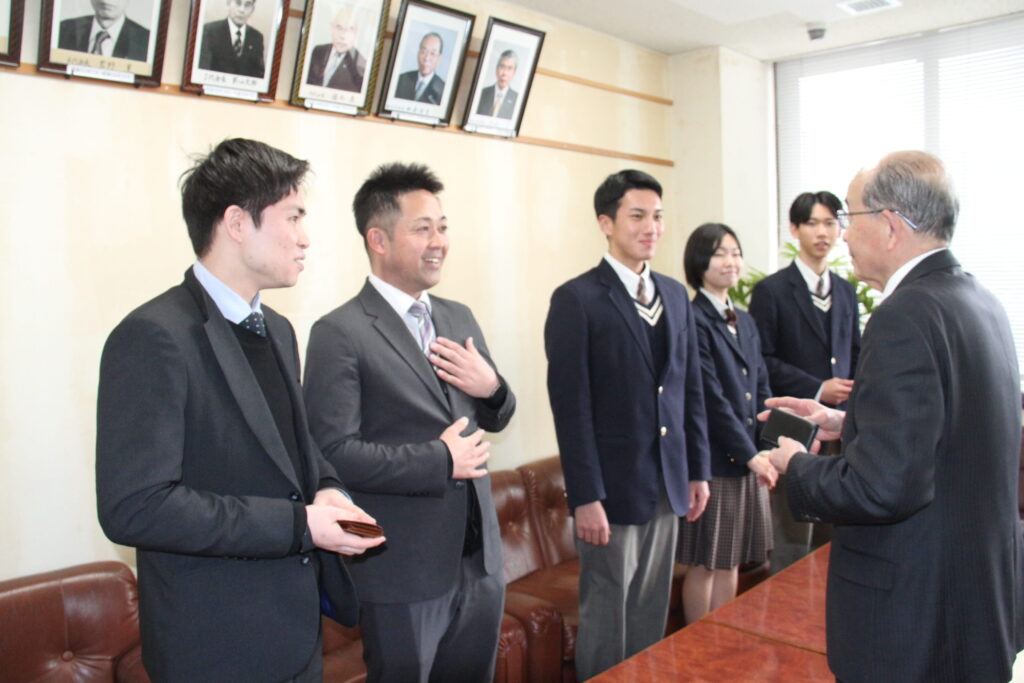 坂手会長と歓談する津山商業高校の生徒ら