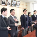 坂手会長と歓談する津山商業高校の生徒ら