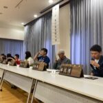 煎茶の味の違いを確かめる大谷監督（右）ら参加者