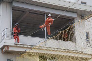 ロープブリッジ渡過の訓練成果を披露する隊員