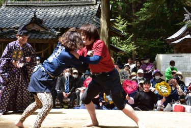 迫力のおんな相撲　女性力士27人が熱い戦い　4年ぶりの取組に500人が大歓声　／岡山・鏡野町