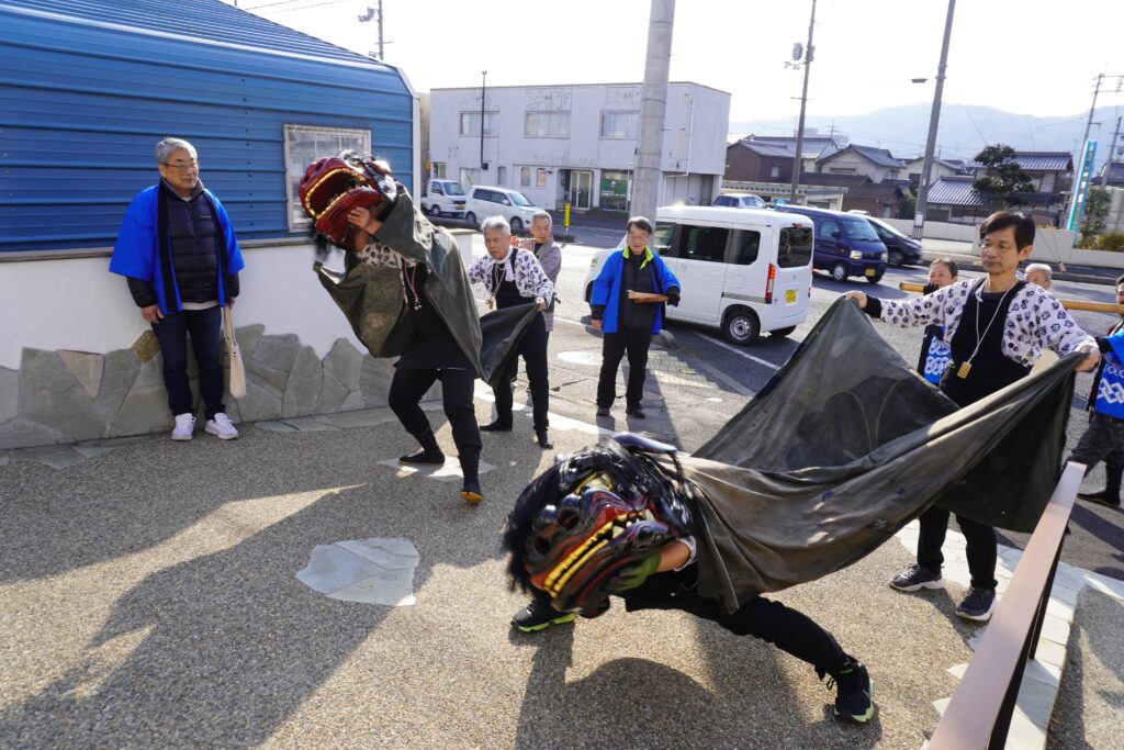 獅子舞を披露する地元有志のメンバー