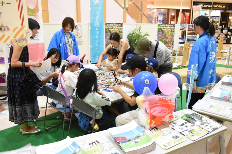 人気を集めた缶バッジ作り=岡山県津山市で