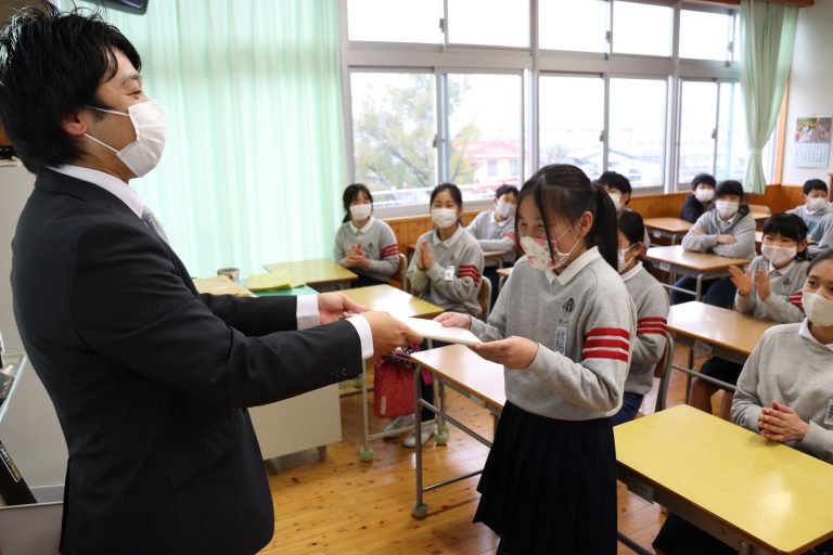 津山市全35小中学校、２学期の終業式