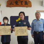感謝状を受け取った上山店長（中央）と村亀さん（左）＝岡山県津山市で