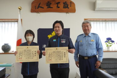 感謝状を受け取った上山店長（中央）と村亀さん（左）＝岡山県津山市で