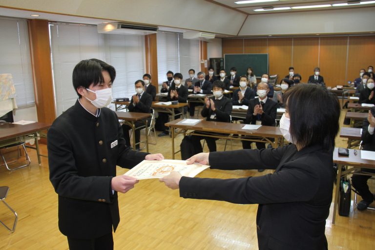 児島会長から賞状を受ける岡野君