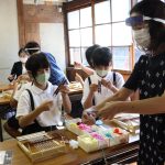 高梁市の小学校　作州絣体験