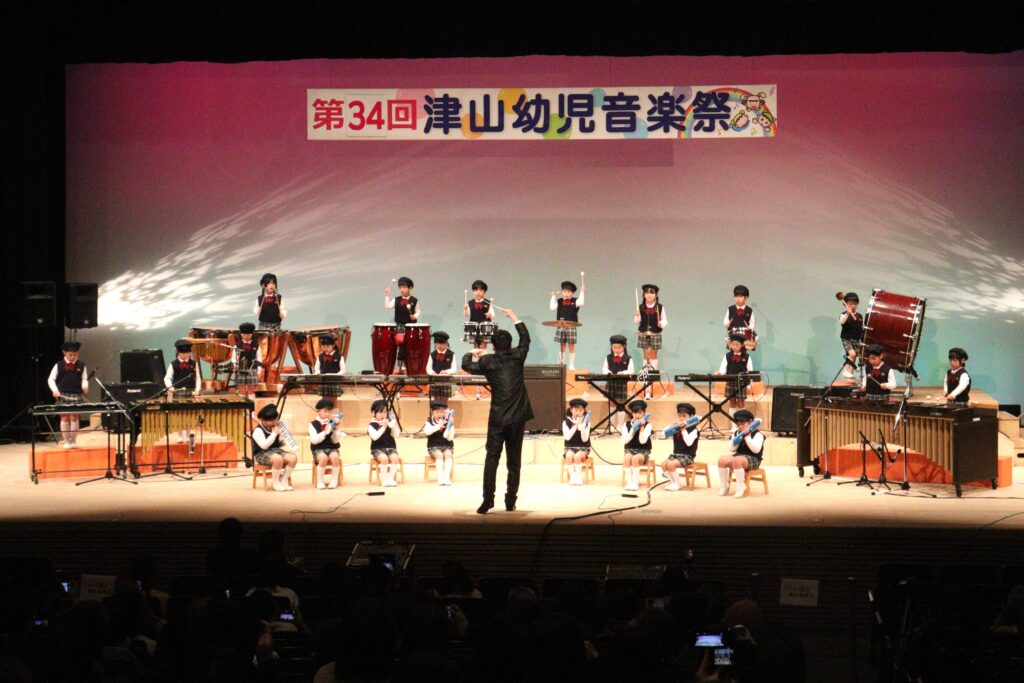 器楽演奏を披露する高野第二保育園の園児たち