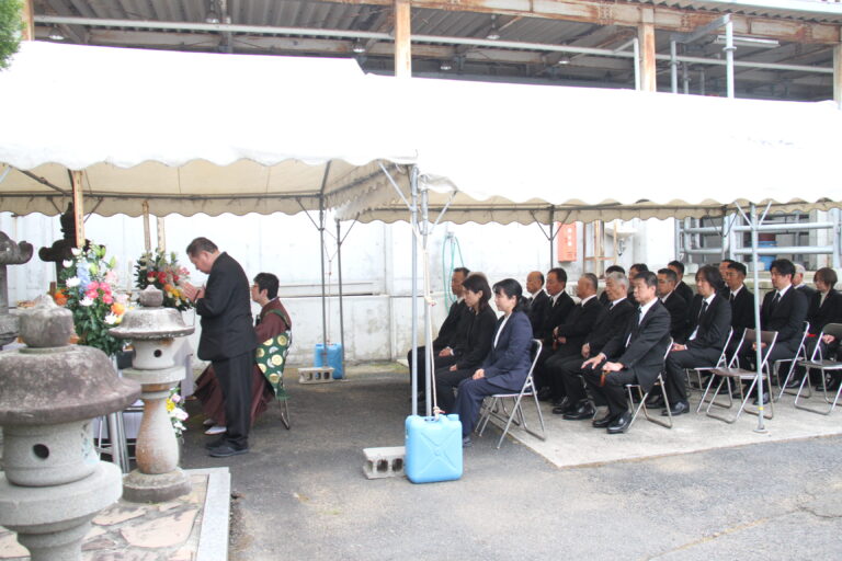 しめやかに行われた畜魂祭=岡山県津山市で