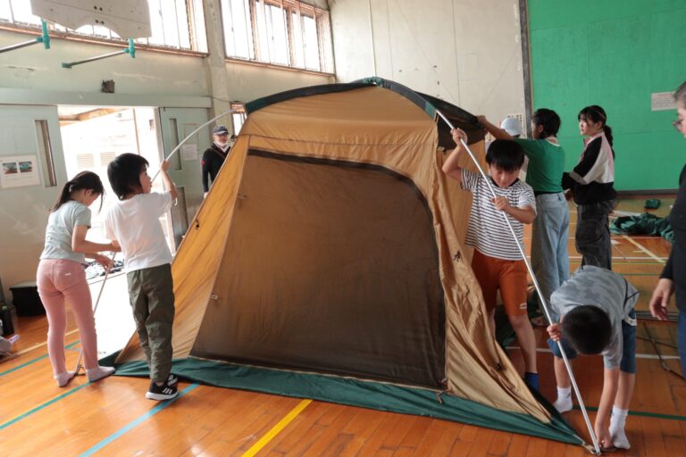 協力してテントの設置を進める子どもたち