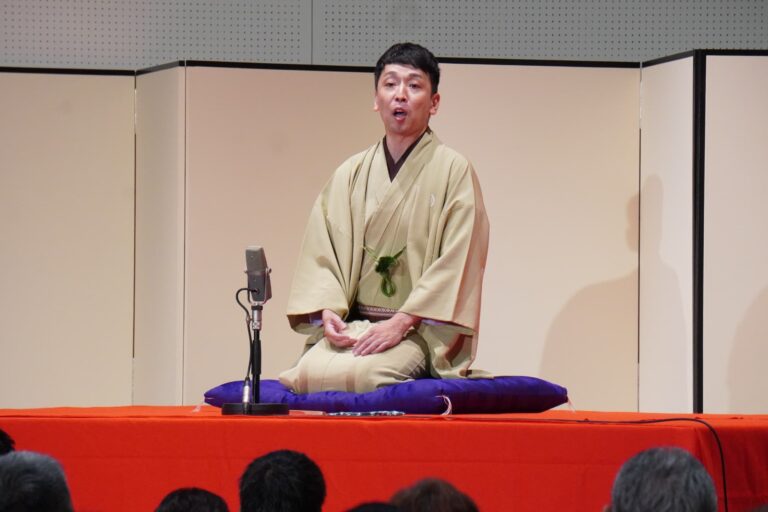 落語を披露する立川晴の輔さん