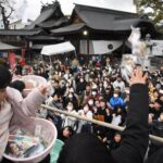 豆をまく子どもたち=岡山県津山市で