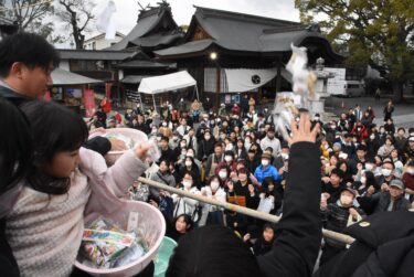 豆をまく子どもたち=岡山県津山市で