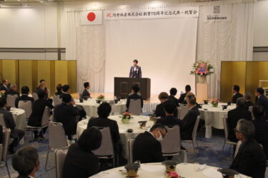 あいさつする岡社長＝岡山県津山市で