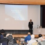 講演する辰野勇さん