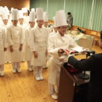 賞状と盾を受け取る島村さん