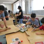 段ボール工作を楽しむ家族連れ=岡山県津山市で