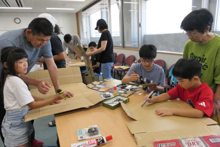 段ボール工作を楽しむ家族連れ=岡山県津山市で