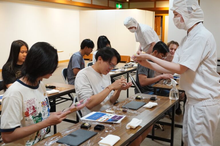和菓子作りを体験する留学生たち