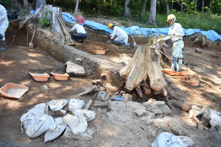 高尾宮ノ前遺跡の発掘調査。手前が古墳時代の箱式石棺＝岡山県津山市高尾