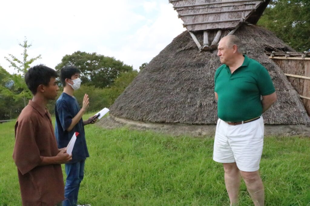 沼住居跡での観光ガイドの様子