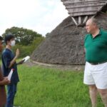 沼住居跡での観光ガイドの様子