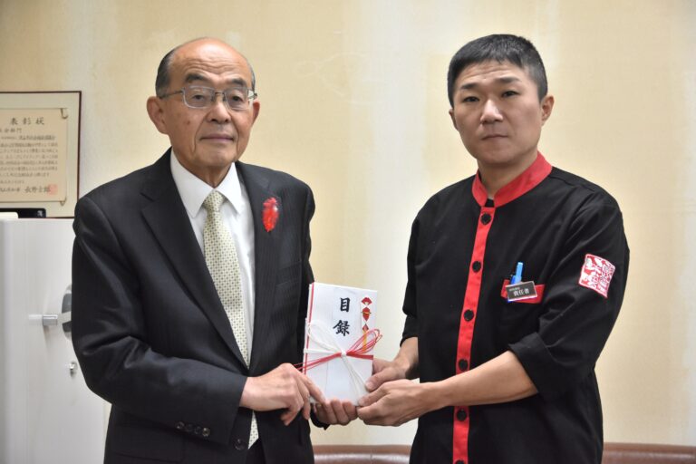 坂手会長に目録を手渡す藤原店長（右）=岡山県津山市で