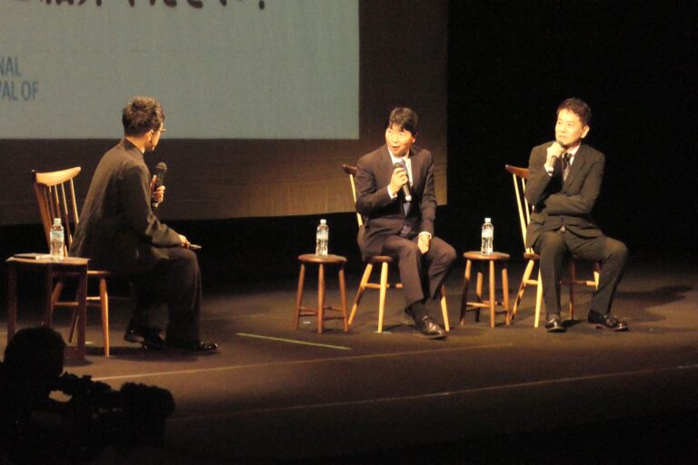 映画について語る伊原木知事（中央）と大谷監督（右）ら=岡山県津山市で