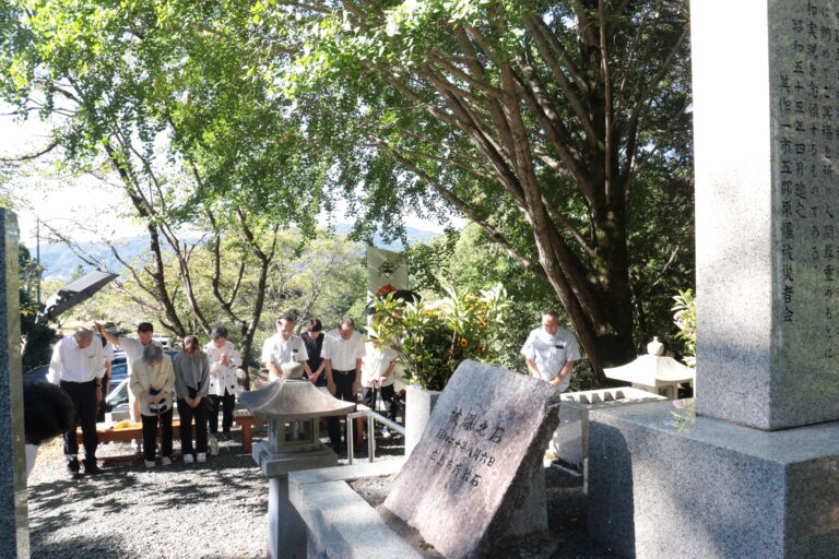 原爆投下時刻に黙とうを捧げる岡山県原爆被爆者会津山支部の会員ら＝岡山県津山市で