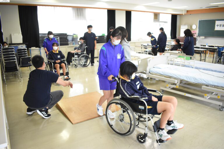 車いすの使い方を体験する中学生=岡山県津山市で